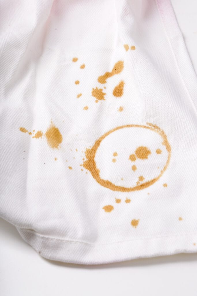Kaffeeflecken aus Tischdecke entfernen